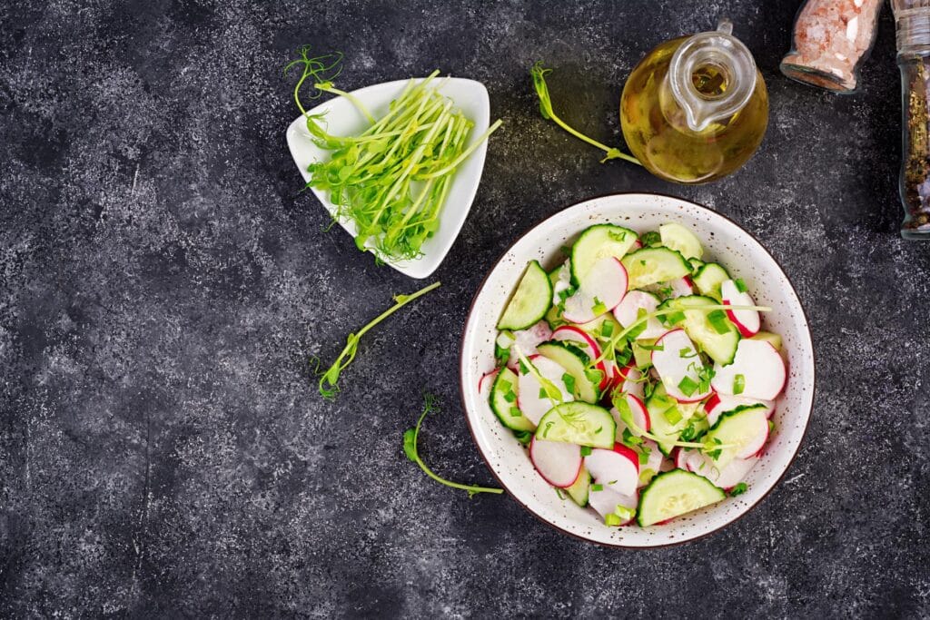 Wiosenna sałatka z rzodkiewką ogórkiem i szczypiorkiem