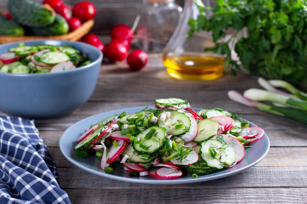 Wiosenna sałatka z rzodkiewką ogórkiem i szczypiorkiem