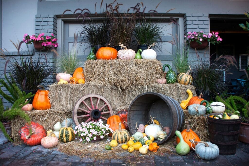Jesienne dekoracje z dyniami i słomą